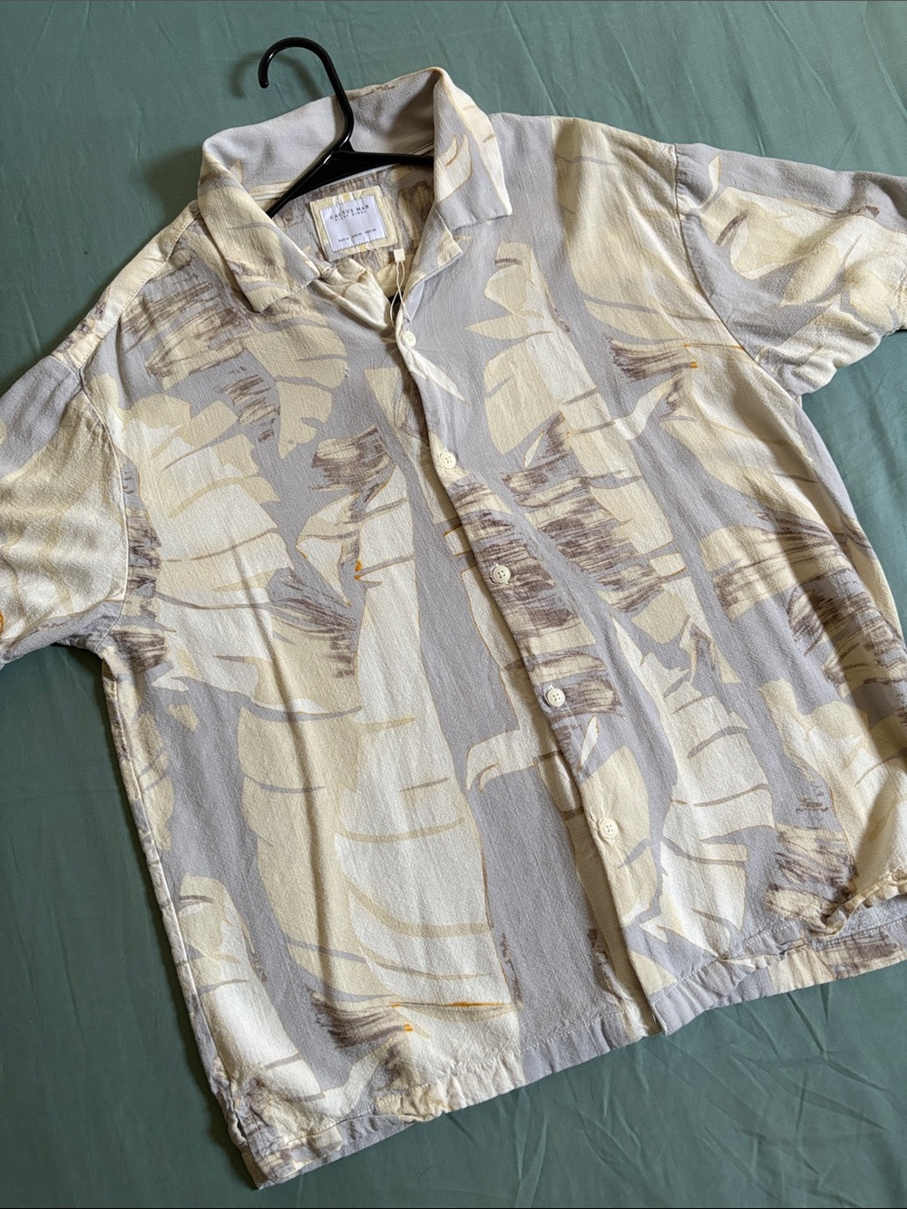 Short-Sleeve Printed Shirt Jacket in Cream and Light Gray